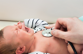 Comment prendre en charge un premier épisode de bronchiolite aiguë chez un nourrisson de moins de 12 mois ?